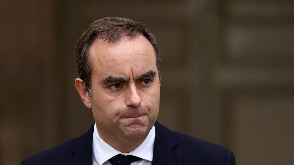 Le premier ministre français Sébastien Lecornu s'entretient avec son homologue marocain Aziz Akhannouch lors de leur première rencontre officielle depuis 2019