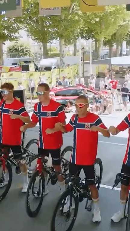 Les coureurs de la formation Uno-X ont fait le rowing norvégien au départ de la 8e étape, à Périgueux, le 11 juillet 2026. (francetvsport)
