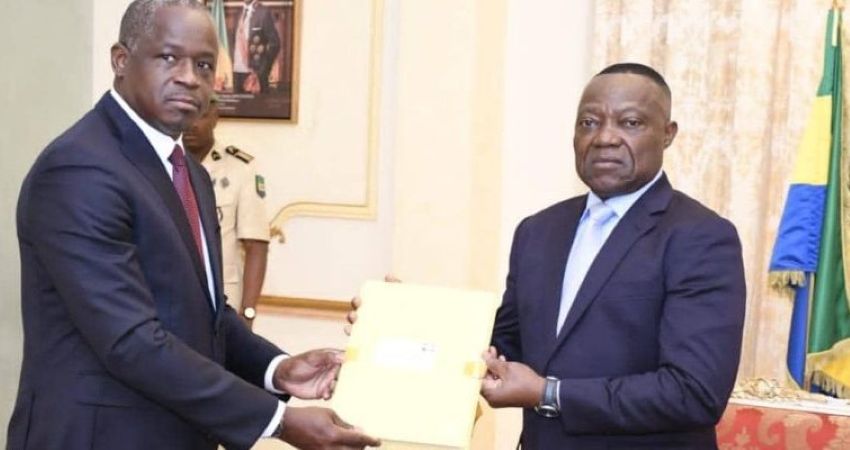 Hermann Immongault et Dieudonné Aba’a Owono lors de la transmission du rapport du recensement