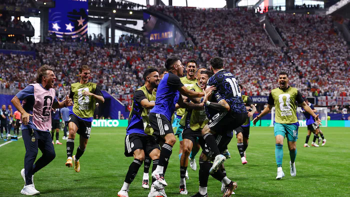 Joueurs argentins célébrant leur victoire en demi-finale de Coupe du monde