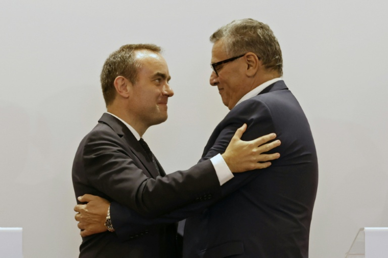 Sébastien Lecornu et Aziz Akhannouch échangent une poignée de main