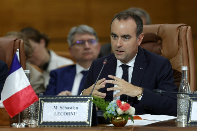 Sébastien Lecornu prononce un discours lors d'une séance plénière avec des ministres marocains