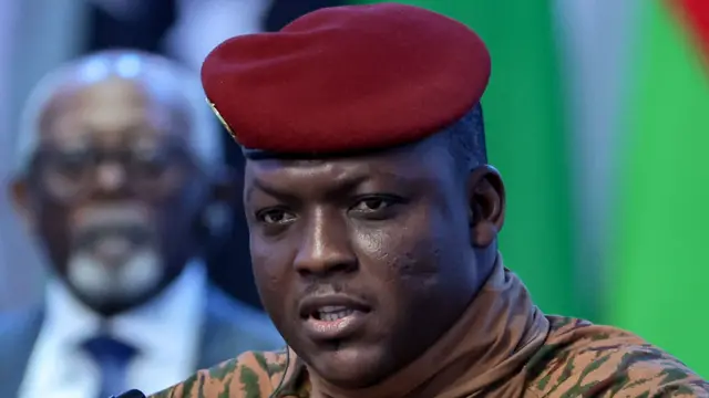 Portrait du capitaine Ibrahim Traoré en tenue militaire avec béret rouge