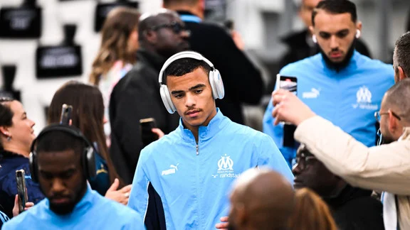 mason greenwood en discussion avec des représentants de l'om