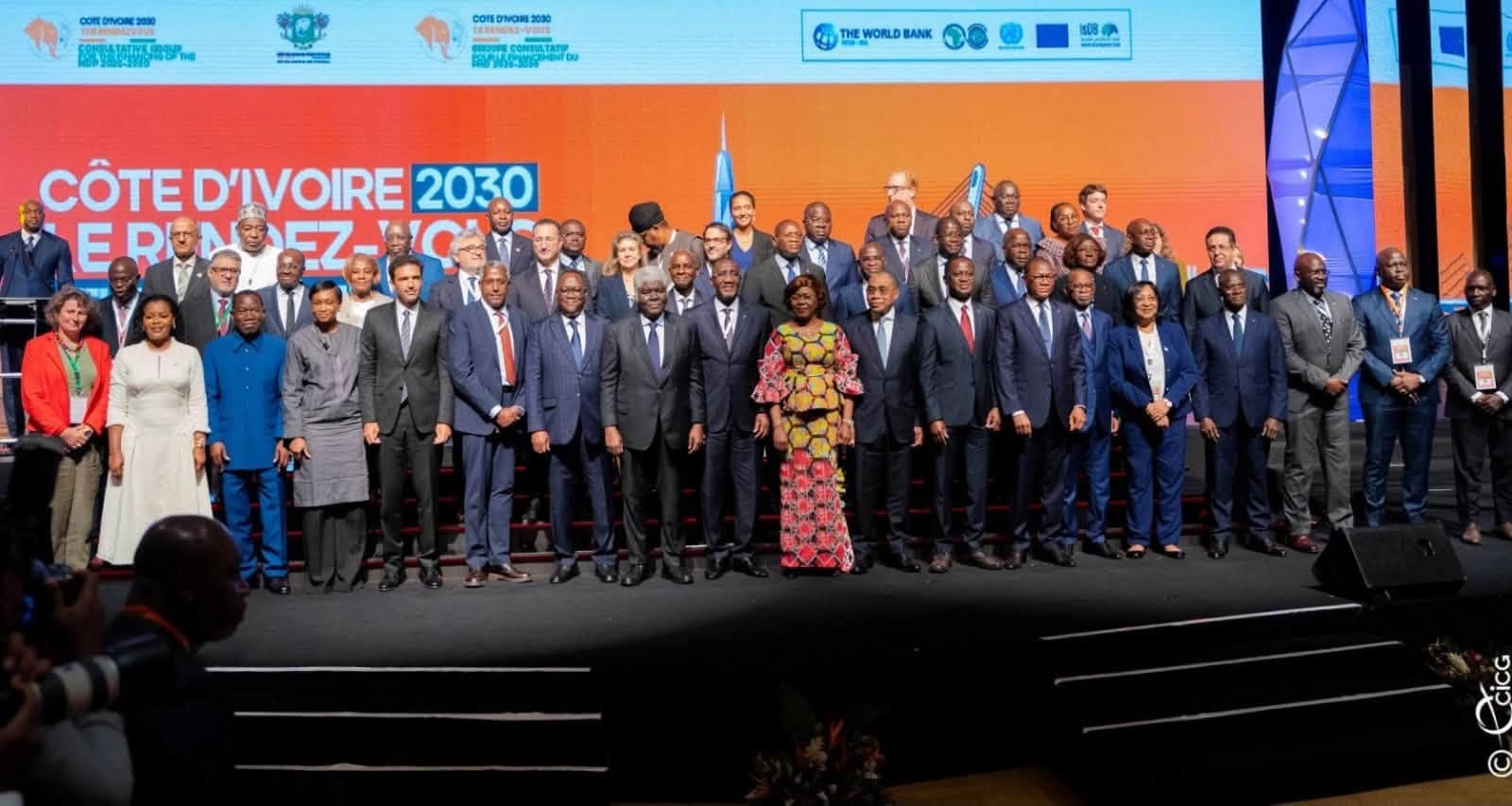 Participants au forum discutant des opportunités d'investissement