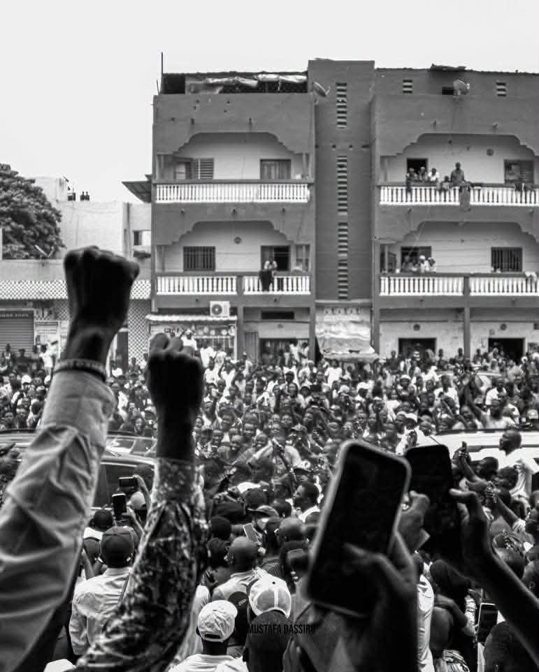 Ousmane Sonko acclamé par les foules dakaroises Ousmane Sonko acclamé par les foules dakaroises