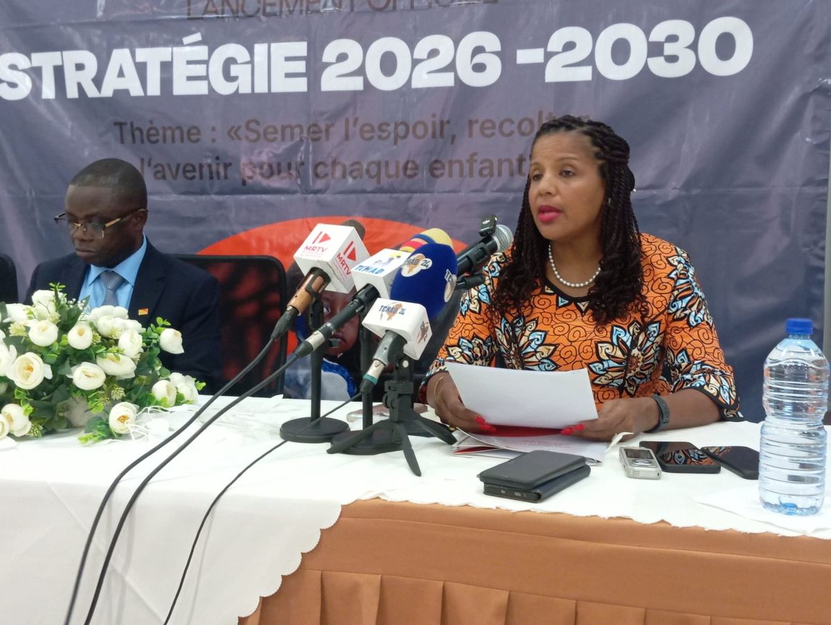 Une équipe de World Vision Tchad discute avec des enfants dans un village