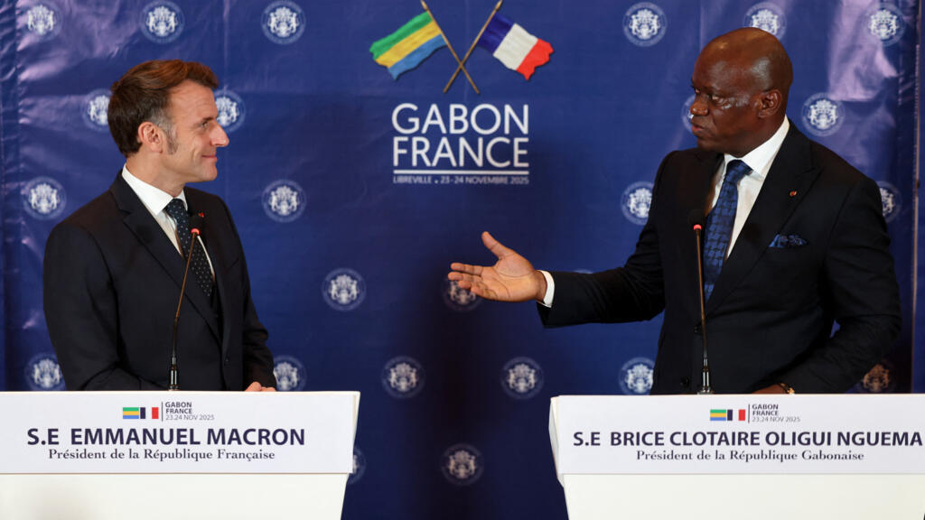 Emmanuel Macron et Brice Oligui Nguema lors d'une conférence de presse à Libreville en novembre 2025