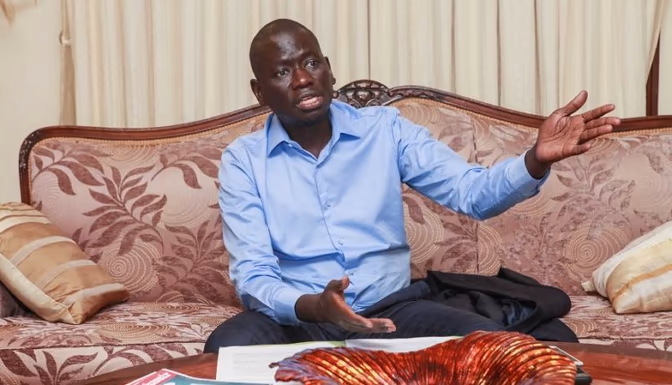 Serigne Mboup en discussion avec les leaders politiques Serigne Mboup en discussion politique