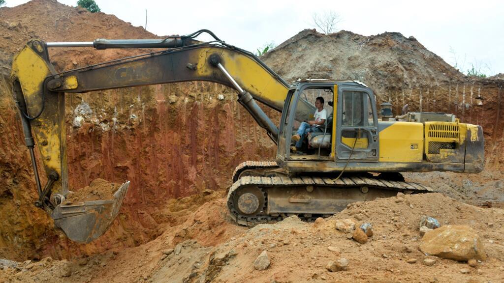 Un engin minier chinois sur un site d'extraction d'or à Betare Oya, Cameroun, en avril 2018.