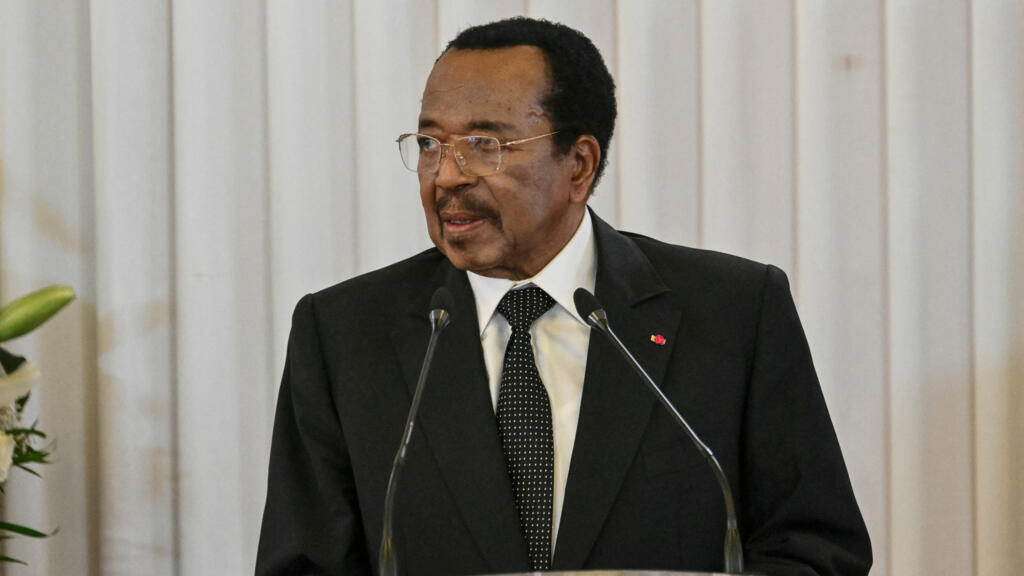 Le président camerounais Paul Biya s’exprime lors d’un discours à Yaoundé aux côtés du pape Léon XIV (hors cadre), le 15 avril 2026.