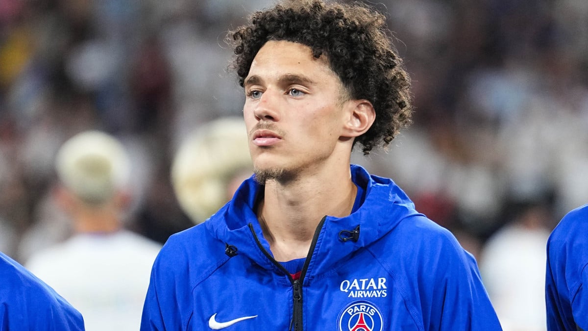 Maghnes akliouche debut surprise au psg sous les yeux de luis enrique