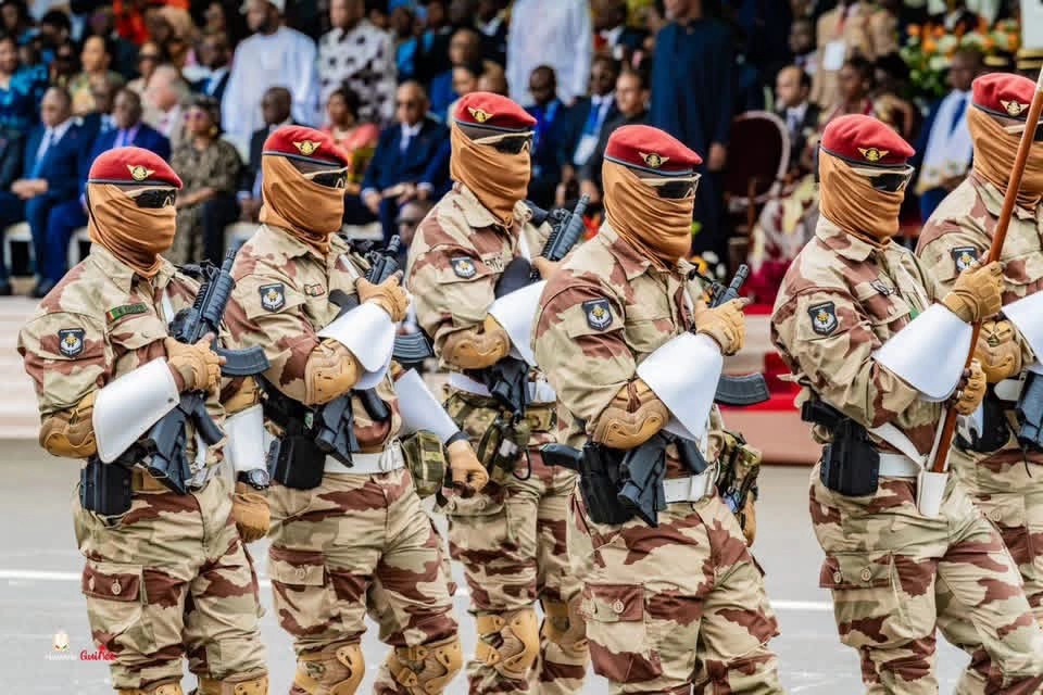 Défilé spectaculaire des forces spéciales guinéennes à Abidjan