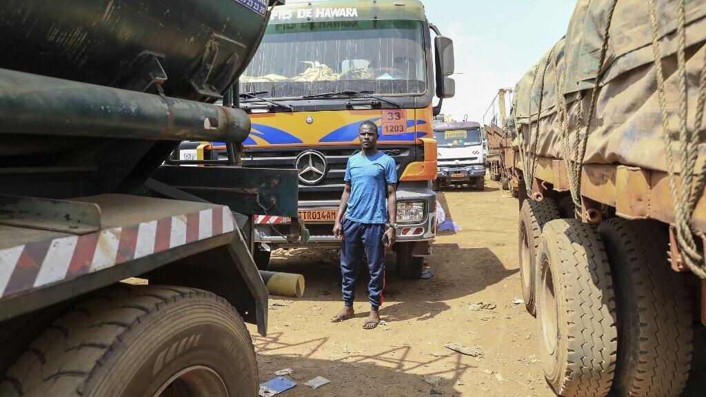 Des camions en attente sur la route principale reliant Bangui en République centrafricaine à Douala, au Cameroun.