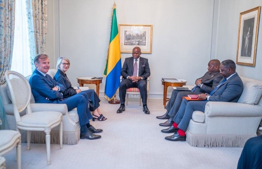 Le président gabonais recevant la directrice générale d'Air France à Paris