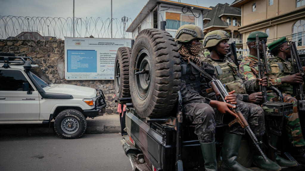 Des soldats de l'AFC/M23 patrouillent près d'un laboratoire à Goma, dans l'est de la RDC.