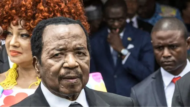 Paul Biya entouré de responsables camerounais lors d'une apparition publique en 2026