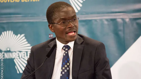 Lazare Maurice Sehouéto, ancien ministre et député, s'exprimant lors d'un débat sur le Sénat du Bénin