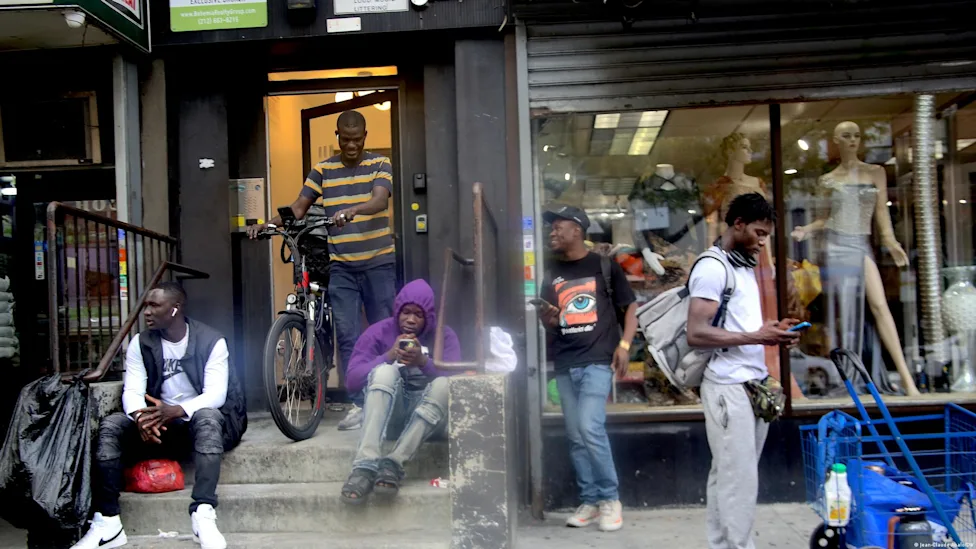 illustration de migrants discutant avec un avocat