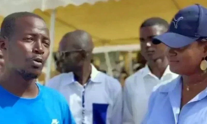 Abdou Lô, frère du Premier ministre Ahmadou Al-Aminou Lô, présente sa carte de membre du PASTEF Abdou Lô, frère du Premier ministre Ahmadou Al-Aminou Lô, présente sa carte de membre du PASTEF