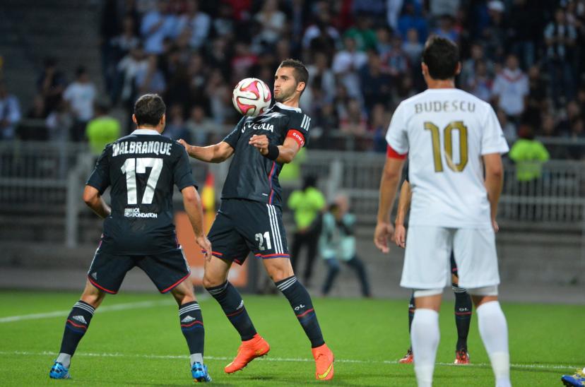 Steed Malbranque et Maxime Gonalons, déçus après la défaite contre l'Astra Giurgiu en 2014.