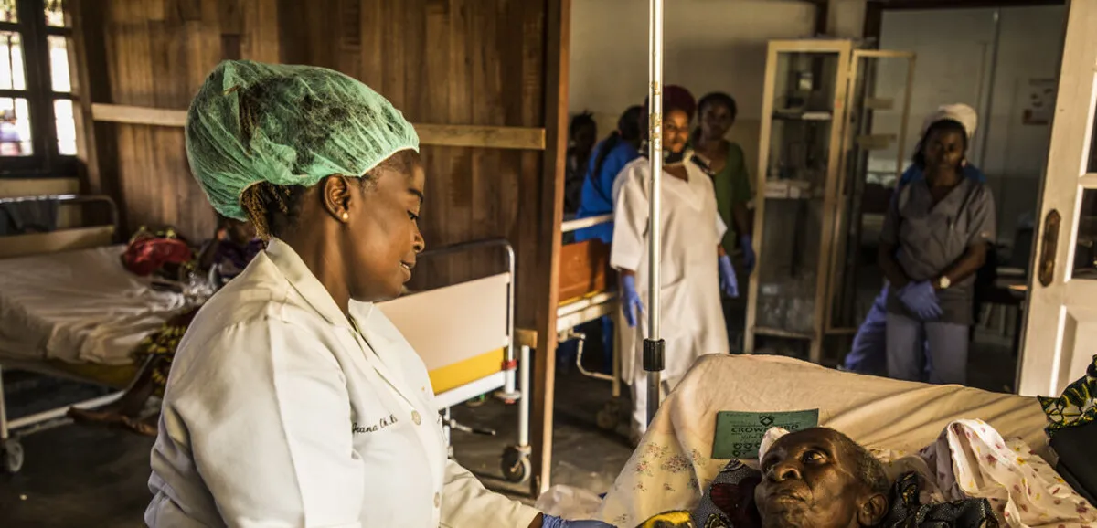 Soignants en combinaison de protection dans un centre de traitement contre Ebola en RDC