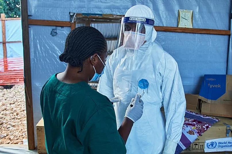 Centre médical évangélique de Bunia : équipe soignante en pleine intervention