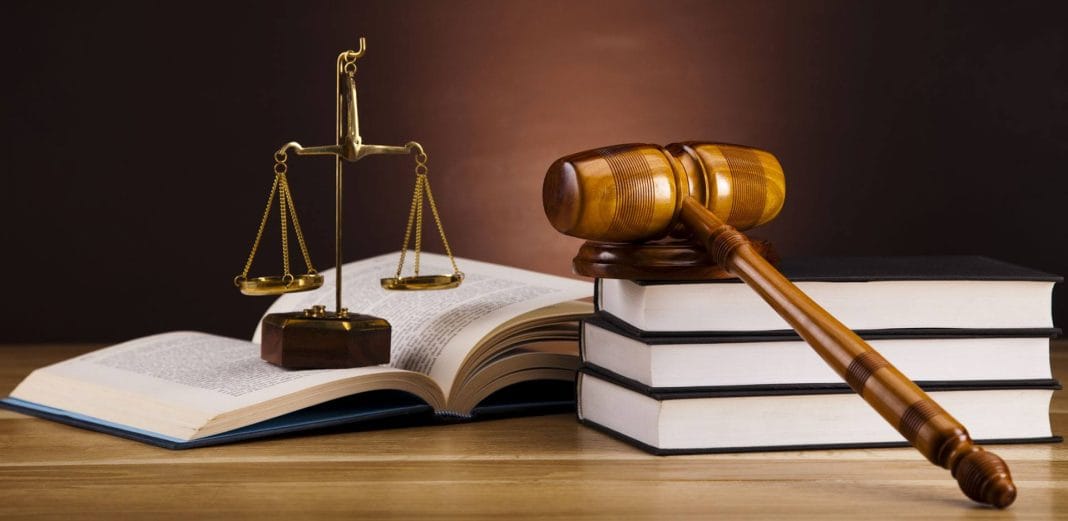 Justice et loi Illustration de la justice avec une balance et une loi