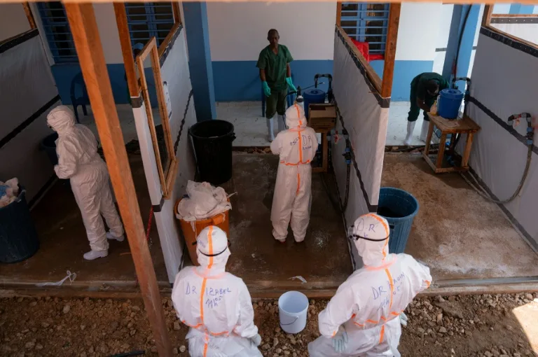 Soignants en combinaison de protection contre Ebola en RDC