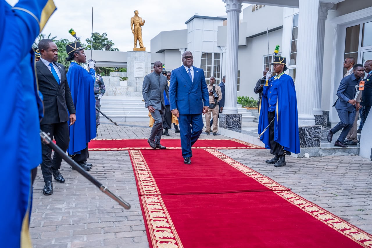 Félix-Antoine Tshisekedi et Brice Clotaire Oligui Nguema lors d'une poignée de main
