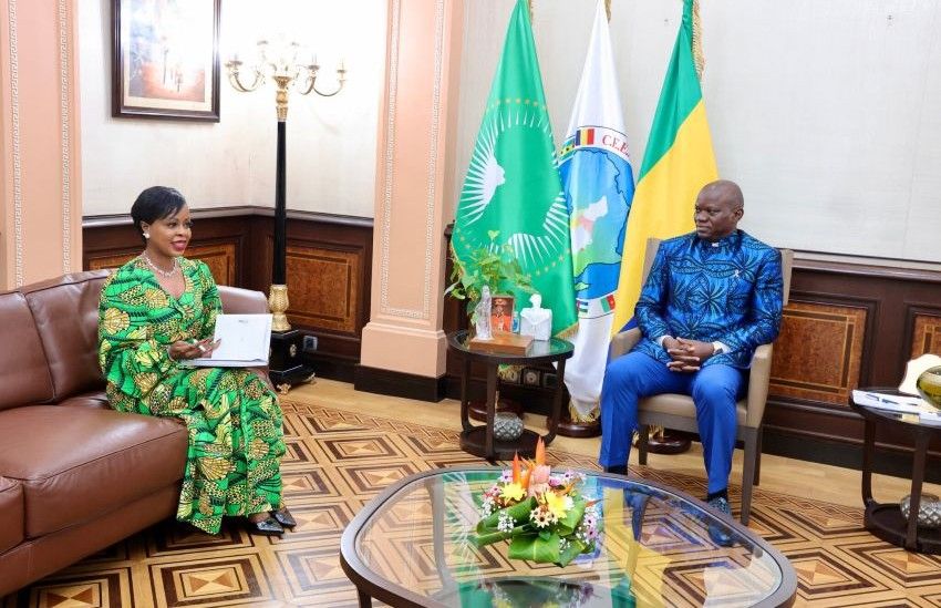 Le président Brice Clotaire Oligui Nguema et la ministre Zenaba Gninga Chaning discutent d'une stratégie économique centrée sur la formation