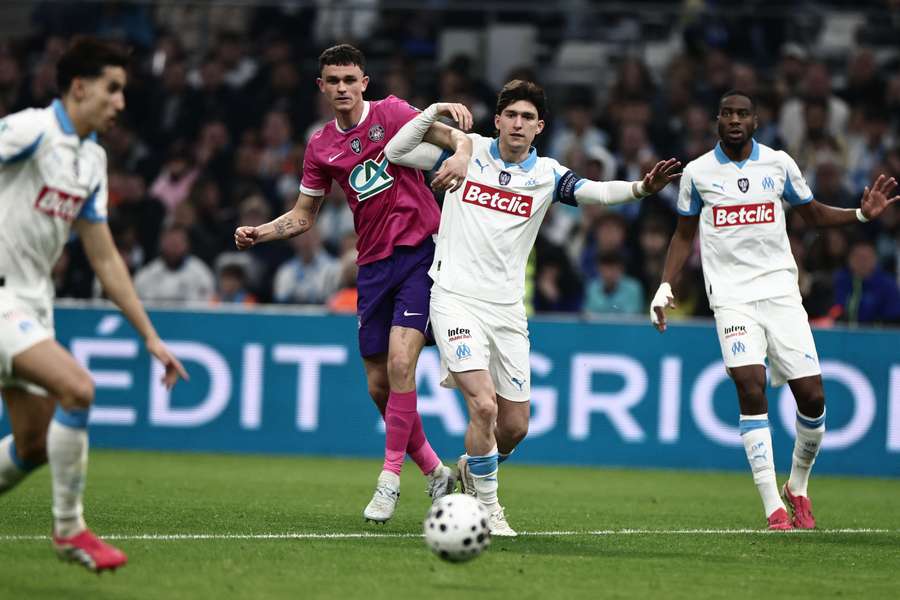 Rasmus Nicolaisen en duel avec Leonardo Balerdi Rasmus Nicolaisen en duel avec Leonardo Balerdi lors du quart de finale de Coupe de France entre Marseille et Toulouse en mars 2026